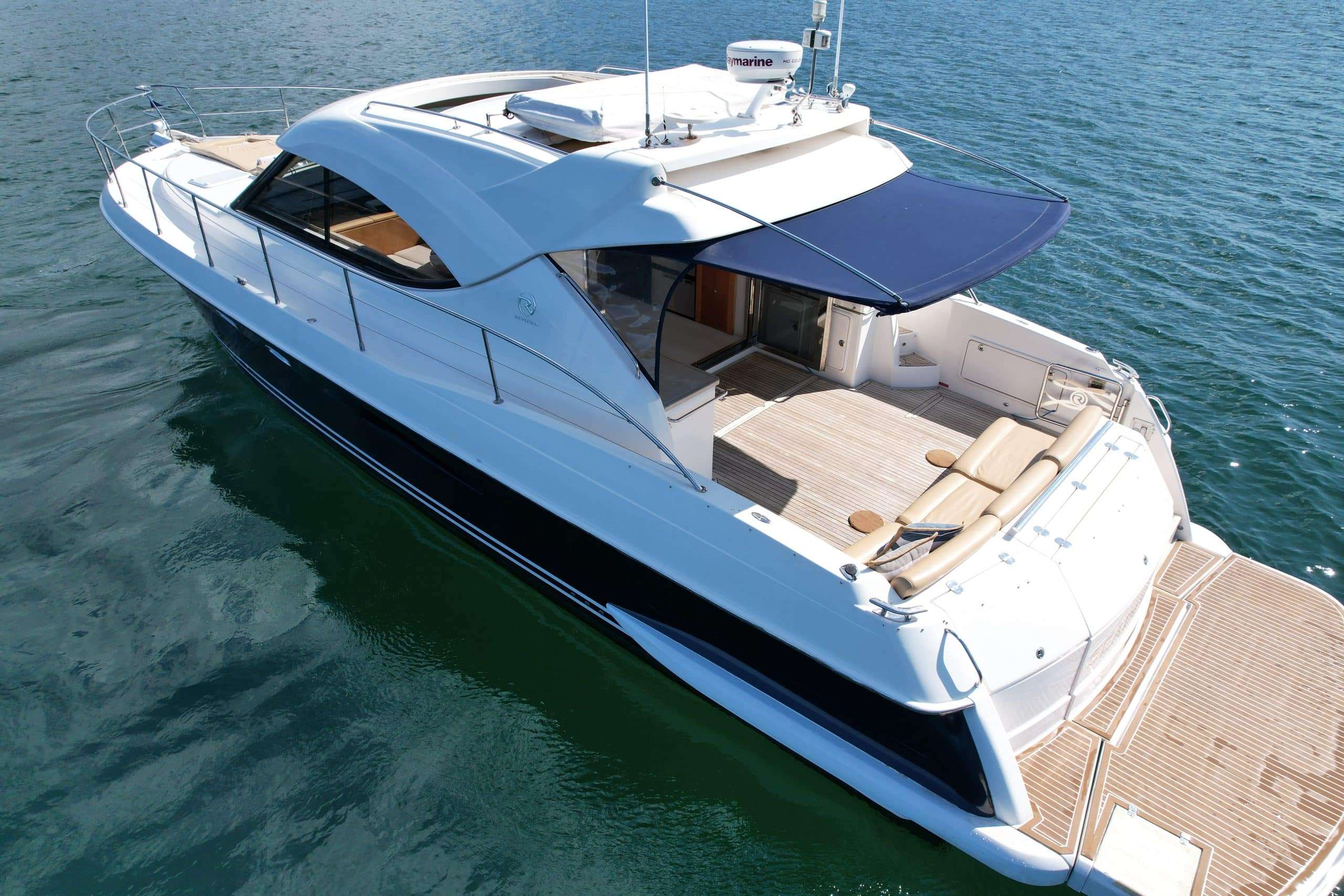 What to Expect on the Day of Your Boat Hire: From Check-in to Drop-off