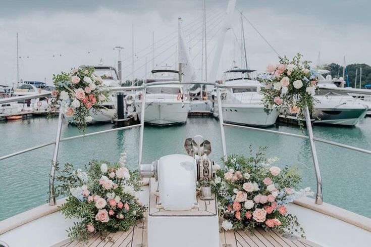 Floral arrangement for your boat hire